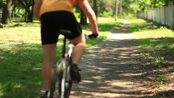 Hombre en bicicleta — Vídeo de stock