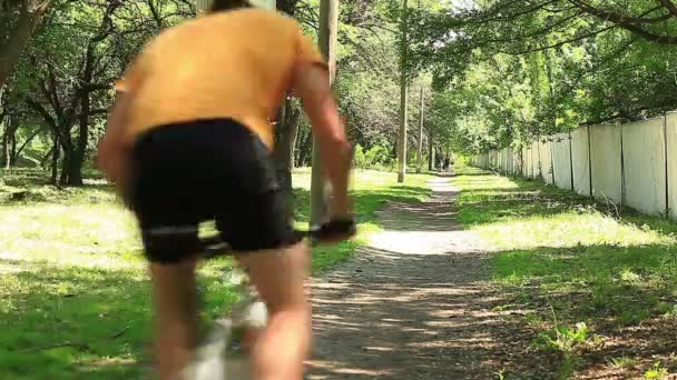 Мужчина велосипедист в парке — стоковое видео