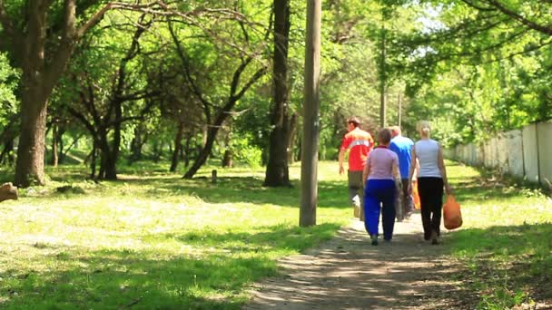 Az emberek menni egy piknik úton — Stock videók