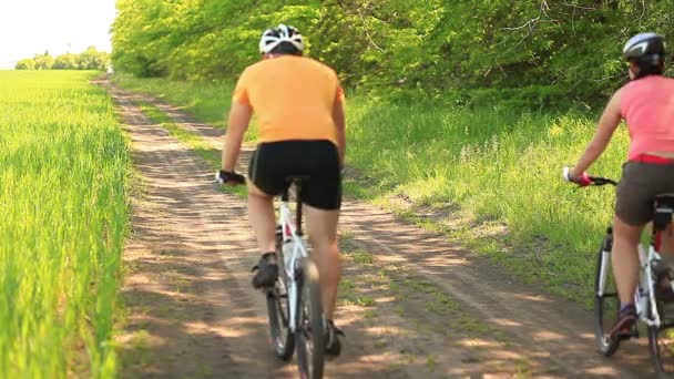 Uomo e donna a piedi bicicletta — Video Stock