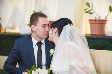 Gelin ve damat oturan