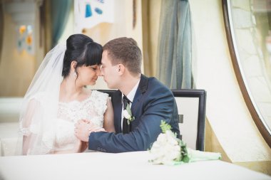 Gelin ve damat masada oturan