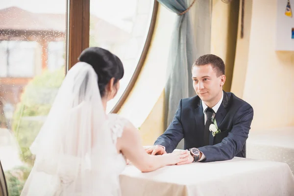 Groom looking at bride — Stock Photo, Image