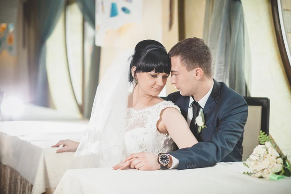 Жених и невеста сидят за столом — стоковое фото