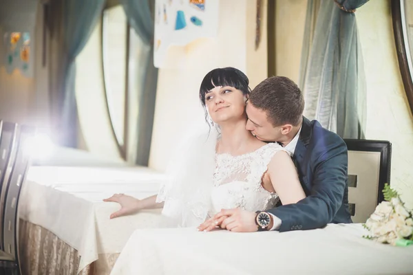 Braut und Bräutigam am Tisch — Stockfoto