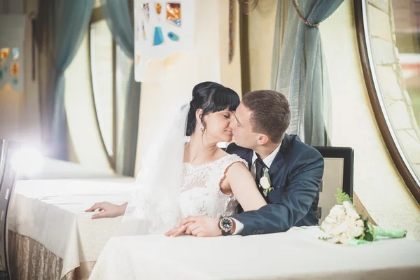 Noiva e noivo sentados à mesa — Fotografia de Stock