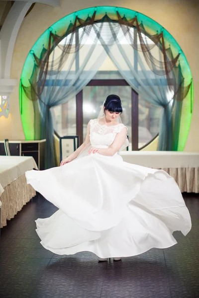 Bride dance alone — Stock Photo, Image