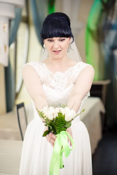 Die Braut mit dem Strauß — Stockfoto