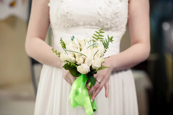 La mariée avec un bouquet — Photo