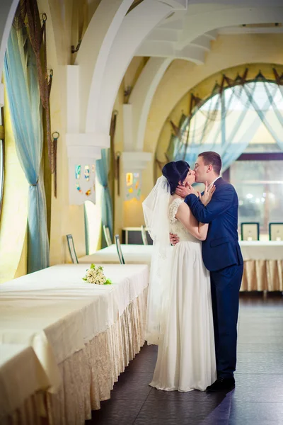Küsst das Brautpaar — Stockfoto