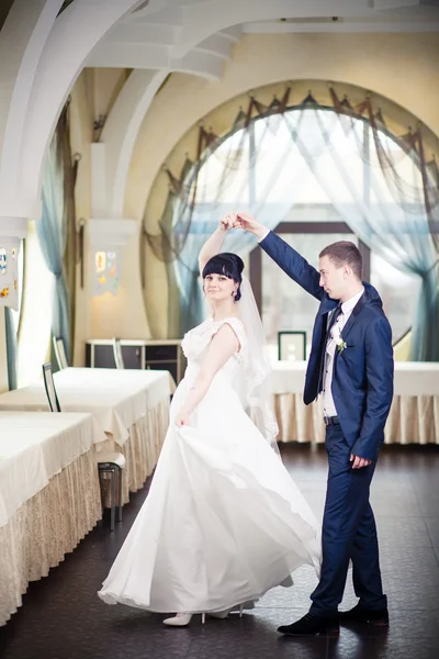 Kiss the bride and groom — Stock Photo, Image