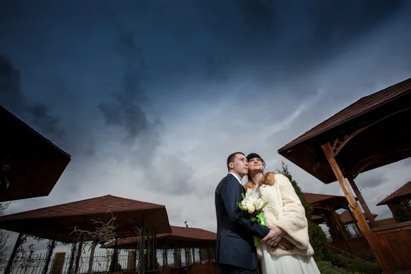 Noiva e noivo no fundo do céu azul — Fotografia de Stock