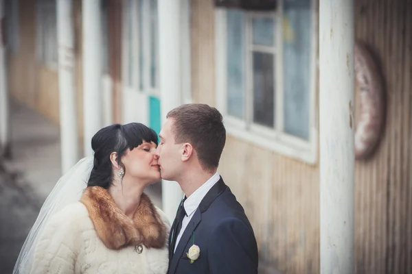 Besa a los novios —  Fotos de Stock