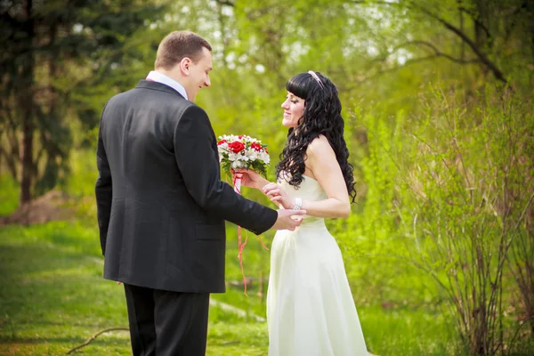 La novia y el novio en un hermoso parque — Foto de Stock