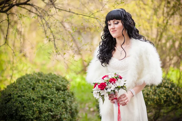 Mariée brune avec un bouquet de mariage — Photo