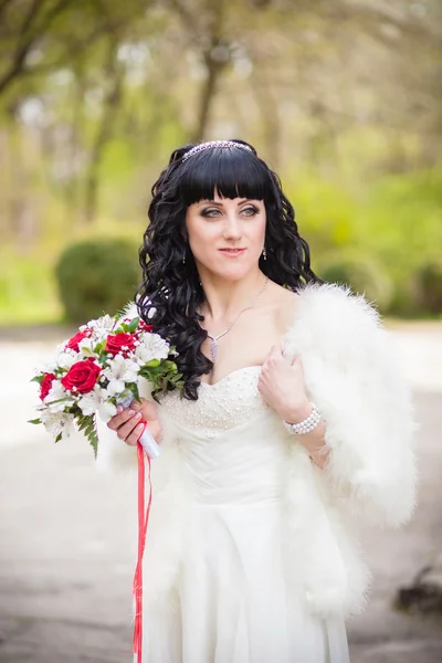 Mariée brune avec un bouquet de mariage — Photo