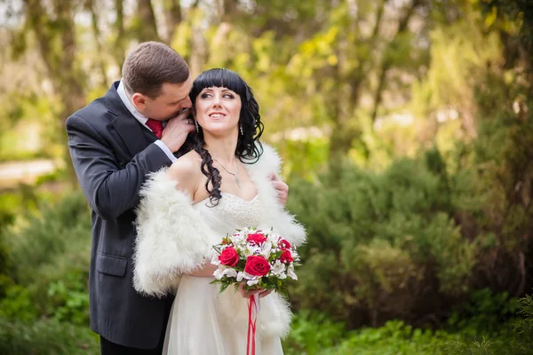 Der Bräutigam und die Braut in einem grünen Park — Stockfoto