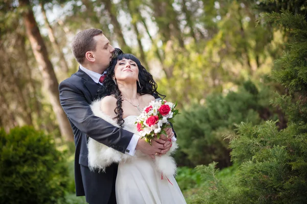 Brudgummen kramar brud — Stockfoto