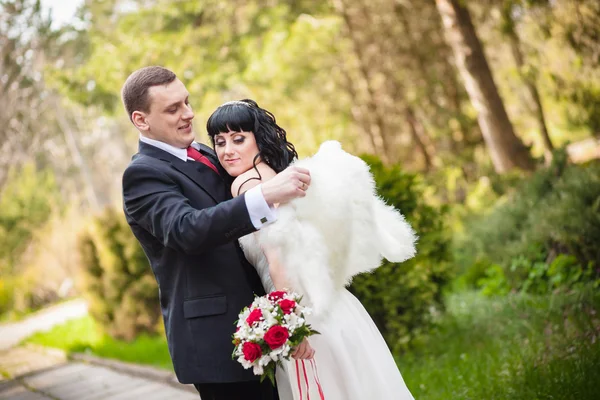 Le marié et la mariée dans un parc verdoyant — Photo