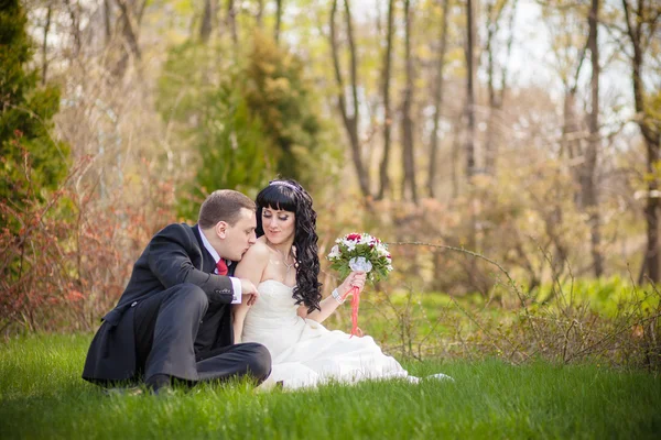 Mariée et marié sur l'herbe verte — Photo