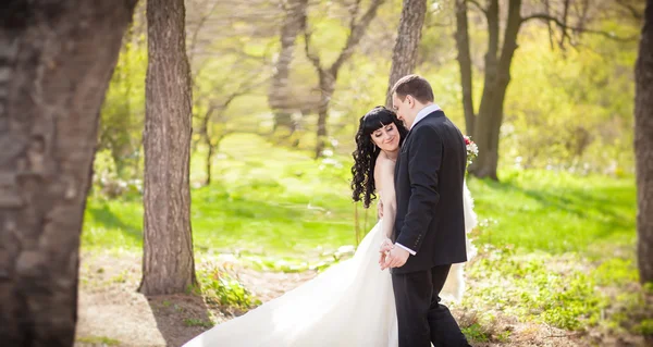 Mariée et marié sur l'herbe verte — Photo