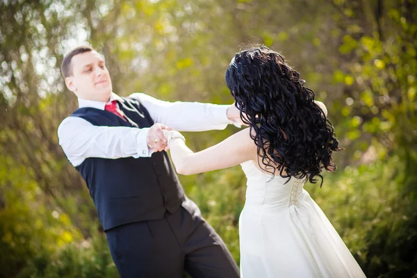 Bruden och brudgummen i en vacker park — Stockfoto