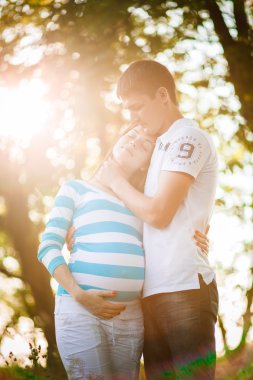 Hamile çift günbatımı