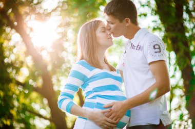 hamile çift doğa üzerinde