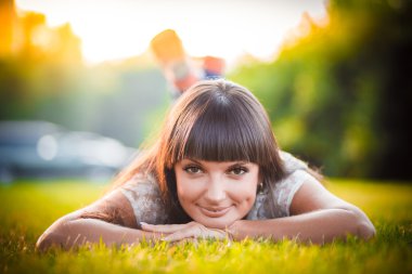 Kız çimenlerde yatıyor.
