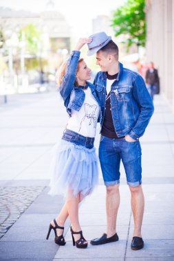 adam kadın mavi jeans