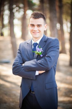 ağaçlar arka plan üzerinde damat