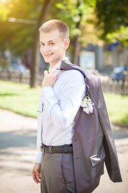 bir ceket omzunun üzerinden olan bir adam