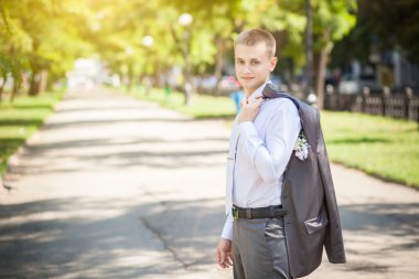 bir ceket omzunun üzerinden olan bir adam