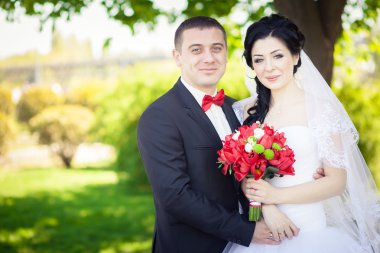 Damat, Gelin, kırmızı buket