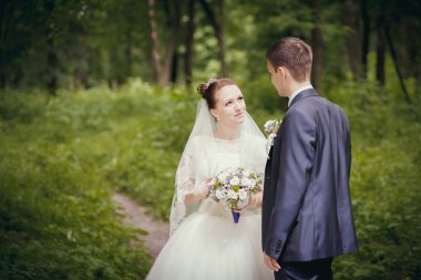 Gelin ve damat parkta