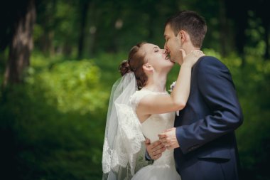 Gelin ve damat parkta