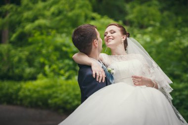 damat gelinin el taşır