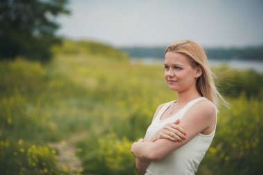 Tarlada güzel bir kız