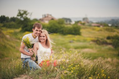 bir alanda güzel genç Çift