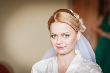 Gelin bir elbise giyer