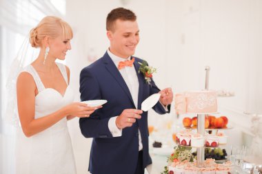 Gelin ve damat pasta kesme