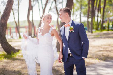 Gelin ve damat yaz park yürüme