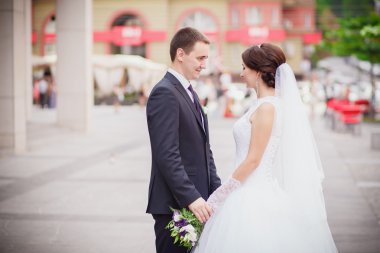 Gelin ve damat sokakta