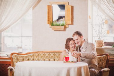 Gelin ve damat masaya oturan