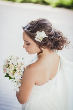 Gelin, arka, saç modeli, gelin buketi