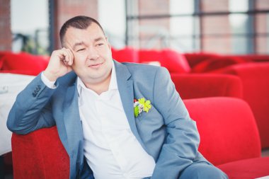 Kanepenin üzerinde damat