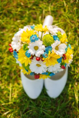 düğün ayakkabıları ve buket