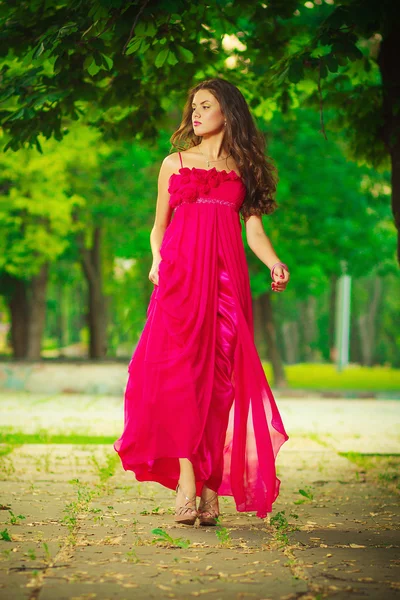 Женщина в красном в парке — стоковое фото
