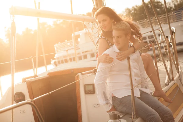 Couple, yacht, sunset — Stock Photo, Image