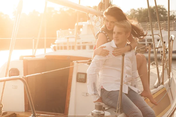 Couple, yacht, sunset — Stock Photo, Image